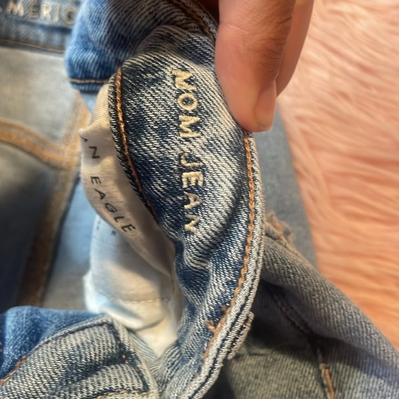 American Eagle Stretch Light Wash High Rise Distressed Ripped Mom Jean Size 0 - Picture 4 of 9